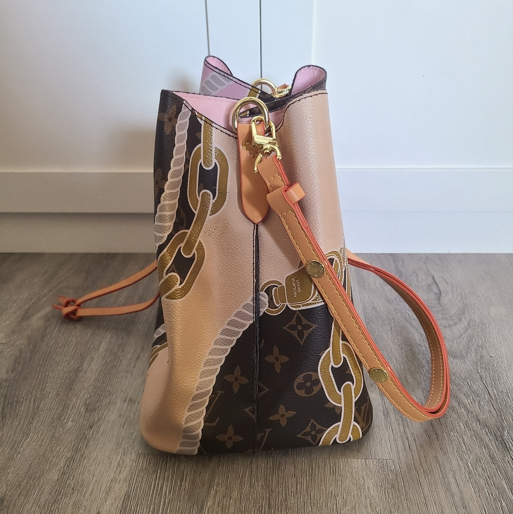 Elegant Pink and Brown Monogram Shoulder Bag - Picture 3 of 7